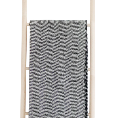 Baumwolldecke Finn in schwarz und Fischgrät Muster.