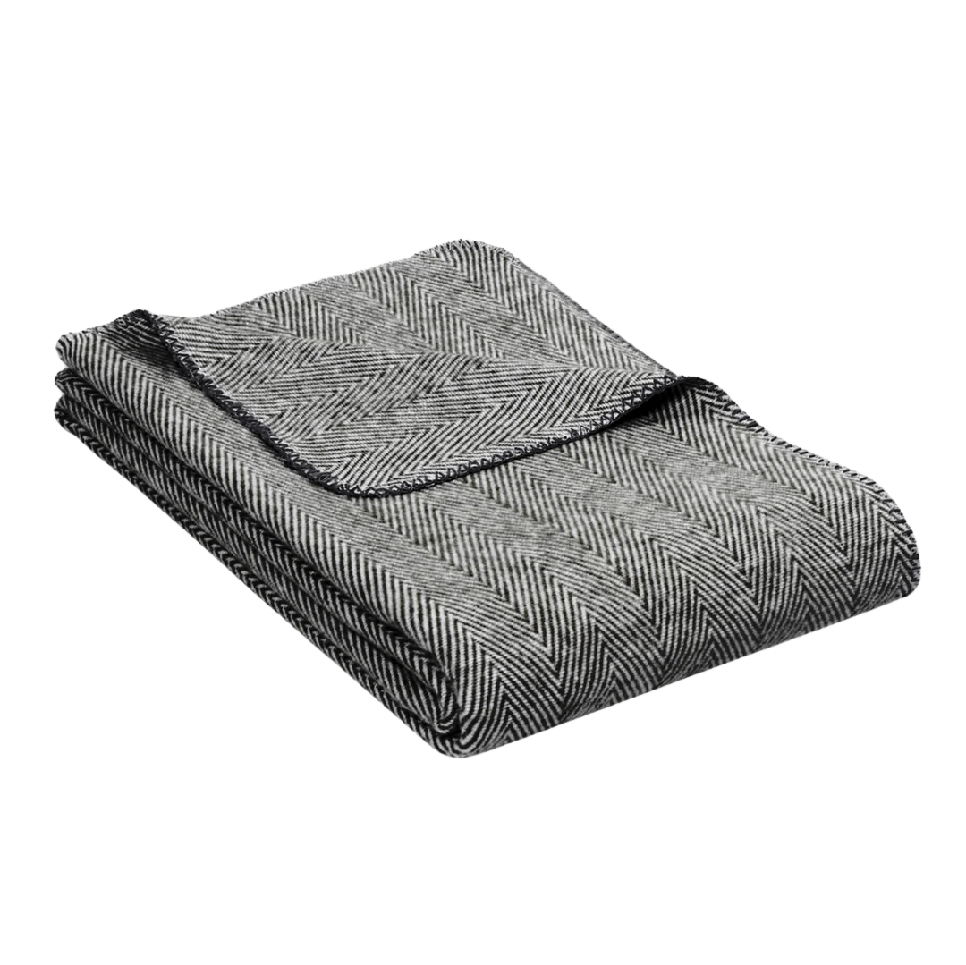 Baumwolldecke Finn in schwarz und Fischgrät Muster.