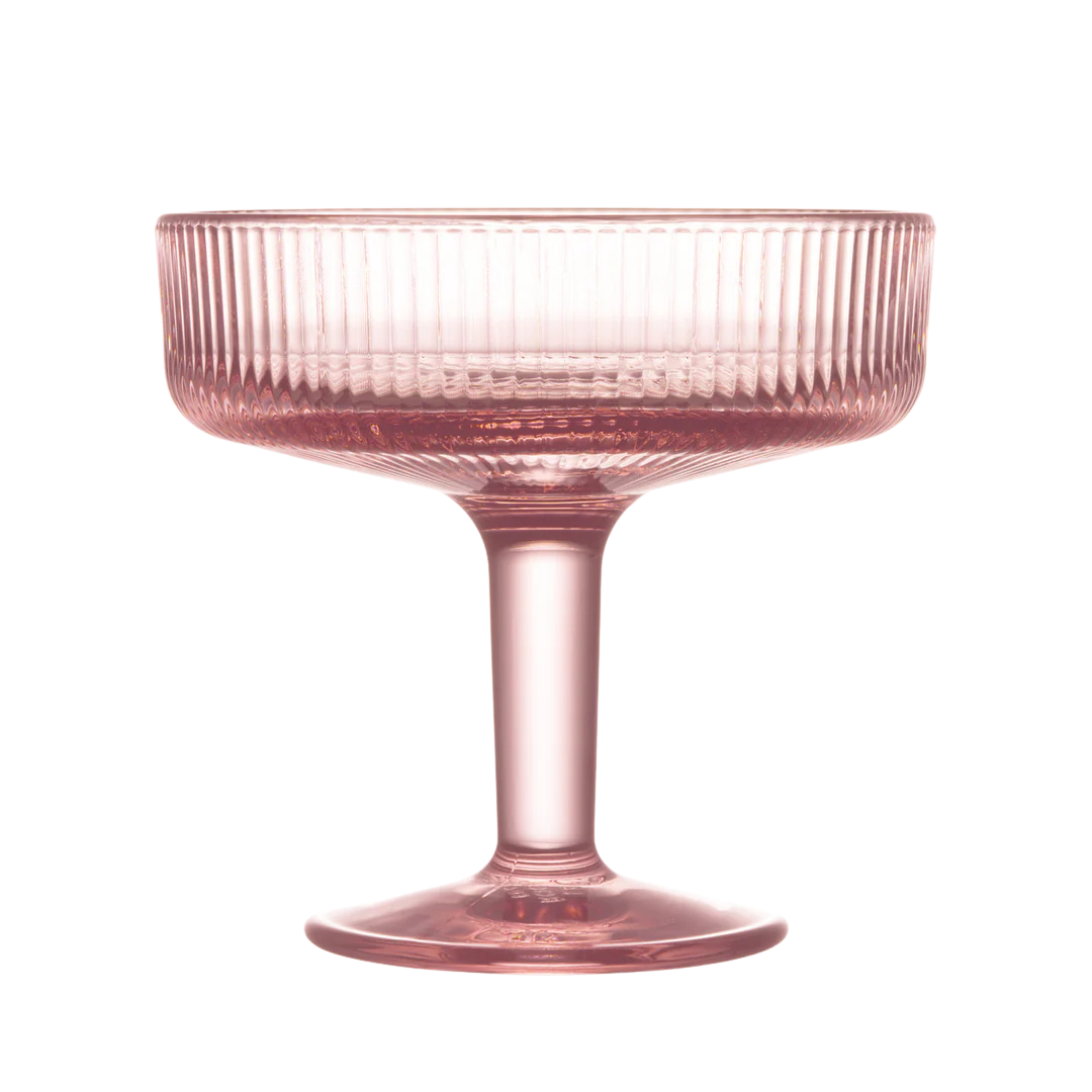 Eine rosa Eisschale aus Glas mit geriffeltem Rand.