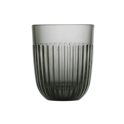 Trinkglas mit Streifendesign in Grau.