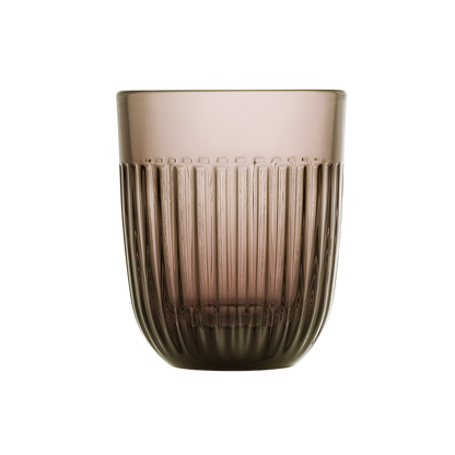 Trinkglas mit Streifendesign in Braun. 