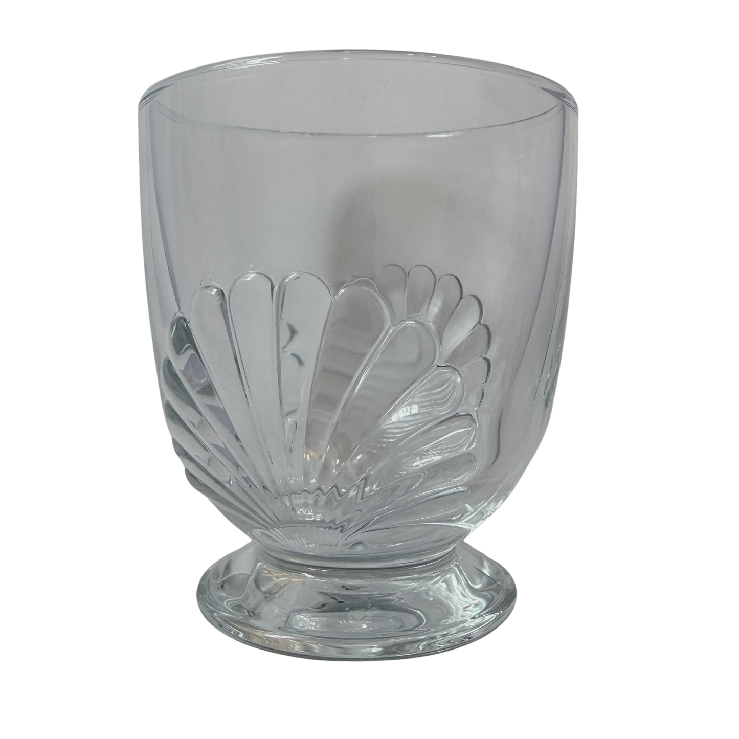 Wasserglas mit kleinem Fuß und Muschelmotiv. 