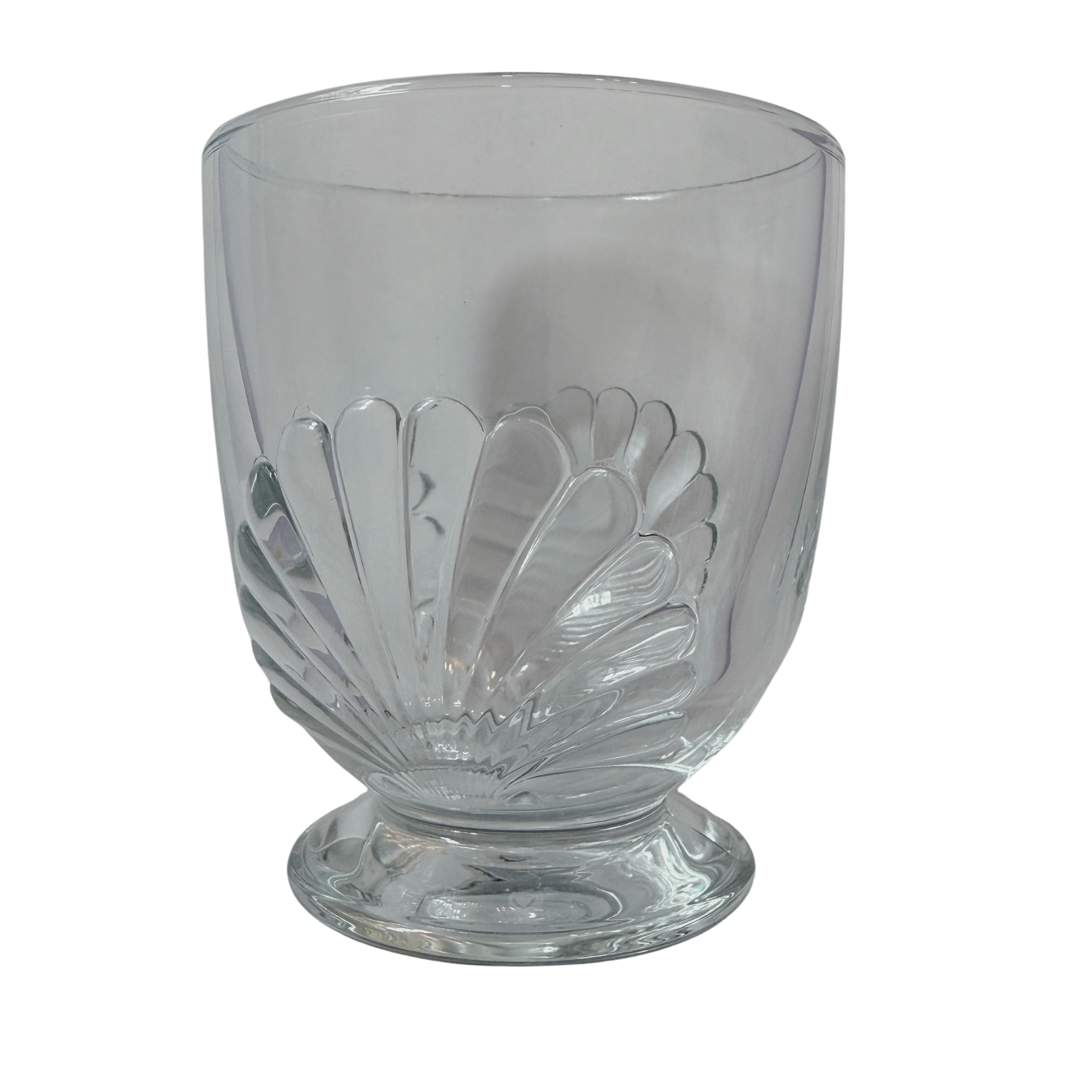 Wasserglas mit kleinem Fuß und Muschelmotiv. 