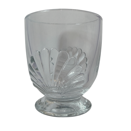 Wasserglas mit kleinem Fuß und Muschelmotiv. 