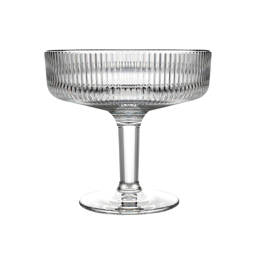 Eine Dessertschale aus Glas mit länglichen Rillen und einem Stil.