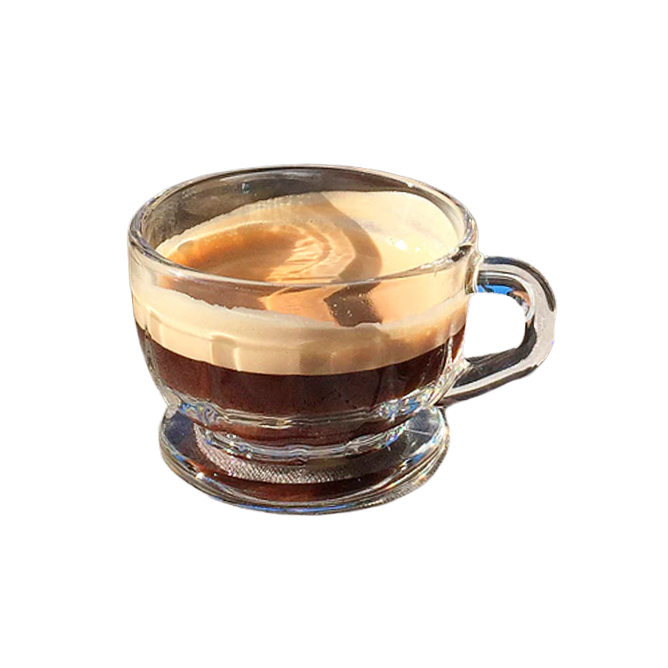 Espressotasse aus Glas mit Kaffee.