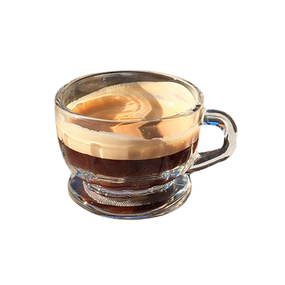 Espressotasse aus Glas mit Kaffee.