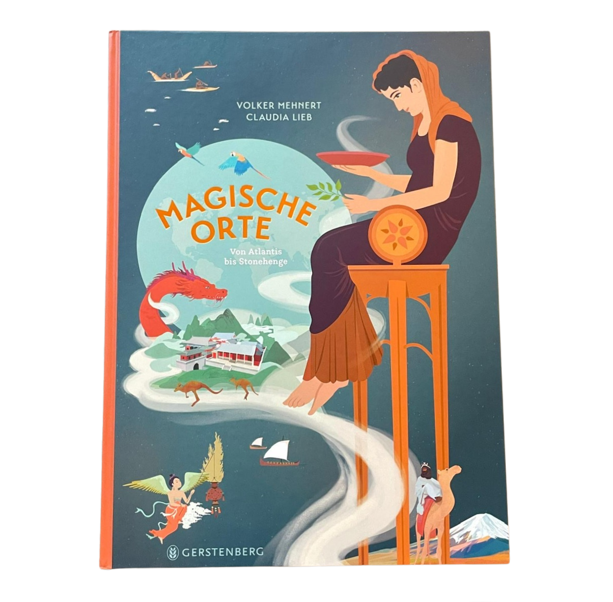 Buchcover magische Orte mit einer Frau auf einem hohen Stuhl und einer großen   Blase mit einem Dracken, Häuser und Booten auf dem Meer.