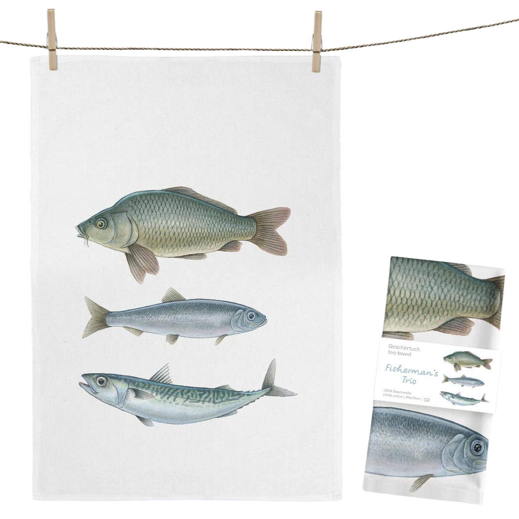 Helles Geschirrtuch aus Baumwolle mit drei großen Fischen darauf. 