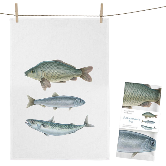 Helles Geschirrtuch aus Baumwolle mit drei großen Fischen darauf. 