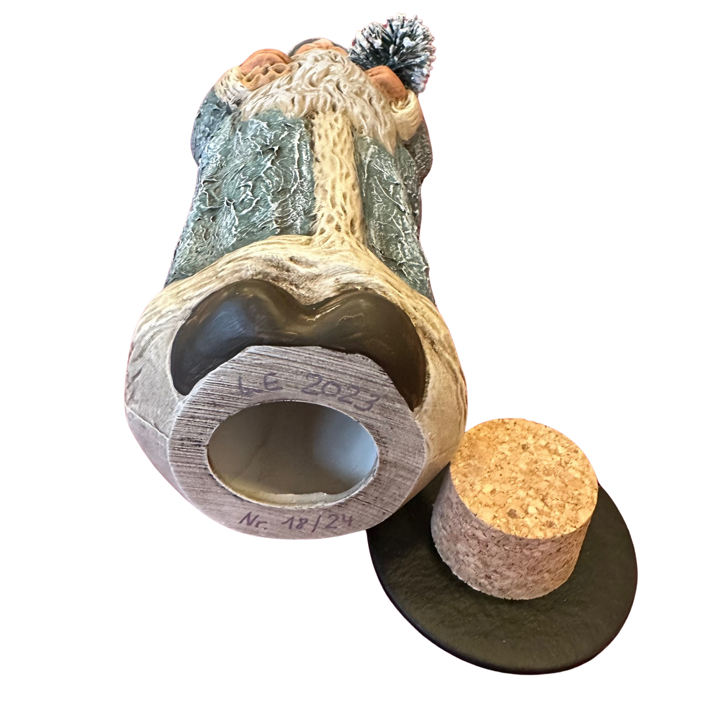 Ein befüllbarer Weihnachtsmann in eisblau aus Papiermache. Limited Edition.