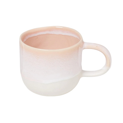 Große Tasse aus Keramik in verlaufener zartrosa-beiger Lasur.