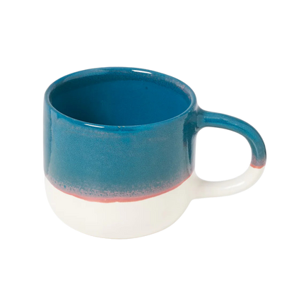 Große Tasse aus Keramik in verlaufener petrol-beiger Lasur.