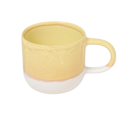 Große Tasse aus Keramik in verlaufener gelb-beiger Lasur.