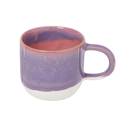 Große Tasse aus Keramik in verlaufener lila-beiger Lasur.