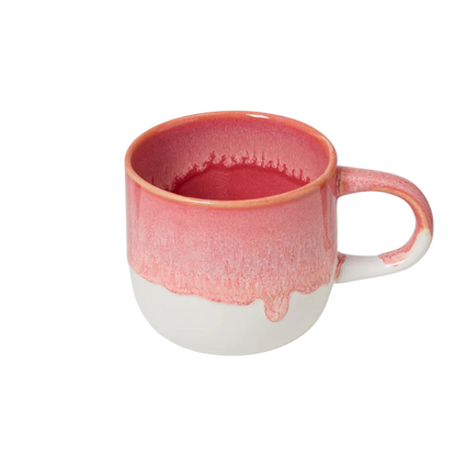 Große Tasse aus Keramik in verlaufener pink-beiger Lasur.