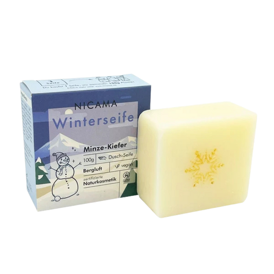Winterseife minze-kiefer in einer blauen Schachtel aus Karton mit einer Schnemann Illustration. 