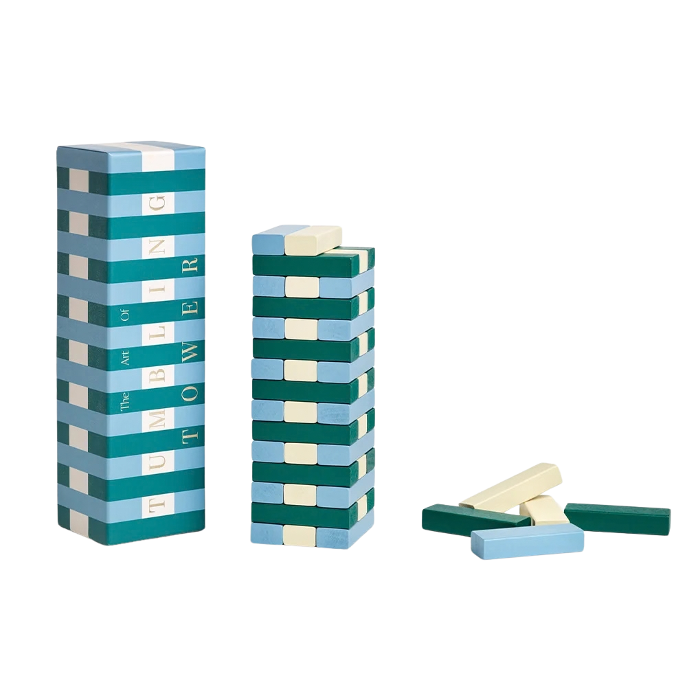 Hellblaue, dunkelblaue und helle Holzbausteine gestapelt zu einem Turm. Stapelspiel. Der wacklige Turm.
