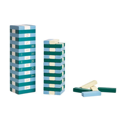 Hellblaue, dunkelblaue und helle Holzbausteine gestapelt zu einem Turm. Stapelspiel. Der wacklige Turm.