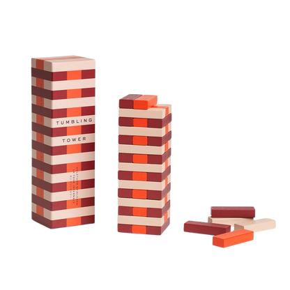 Rote, orangene und helle Holzbausteine gestapelt zu einem Turm. Stapelspiel. Der wacklige Turm.