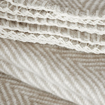 Baumwolldecke Finn in taupe und Fischgrät Muster.