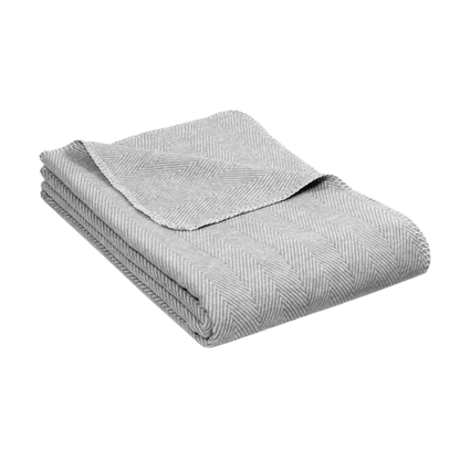 Kuscheldecke Finn von Riema in Fischgrät hellgrau. 
