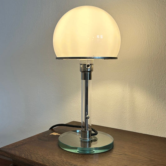 leuchtende bauhaus lampe mit glasfuss und glasschirm aus opalglas