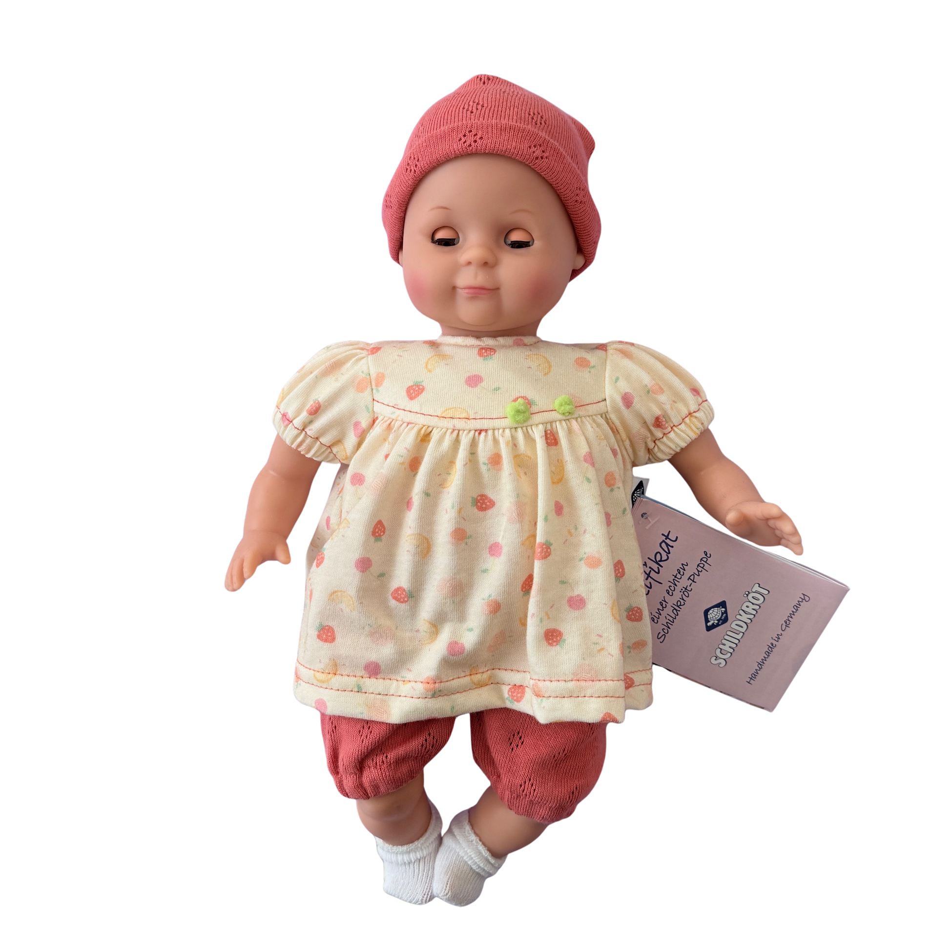 puppe von schildkroet aus thueringen mit bunten kleid und muetze und socken bei nordic-soul