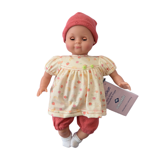 puppe von schildkroet aus thueringen mit bunten kleid und muetze und socken bei nordic-soul
