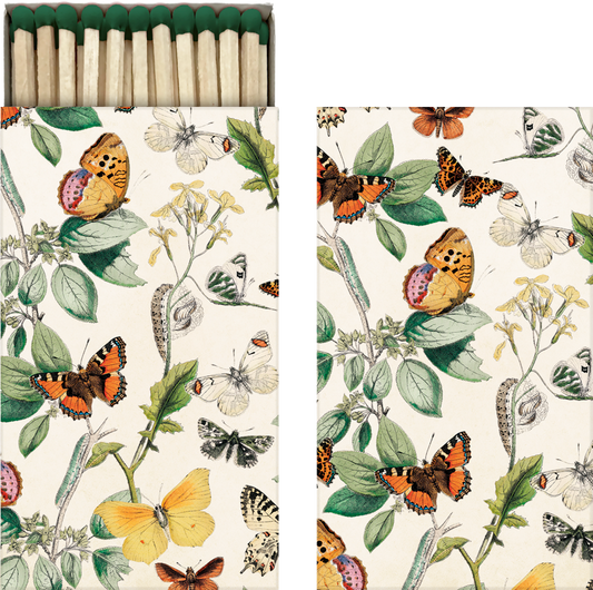 Lange Streichhölzer in einer Schachtel aus Karton mit vielen bunten Schmetterlingen darauf im Vintage Stil. 