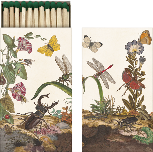 Lange Streichhölzer in einer Schachtel aus Karton mit Insekten auf der Wiese darauf im Vintage Stil. 
