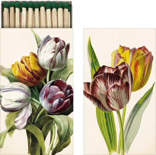 Lange Streichhölzer in einer Schachtel aus Karton mit einem Tulpenstrauß darauf im Vintage Stil. 