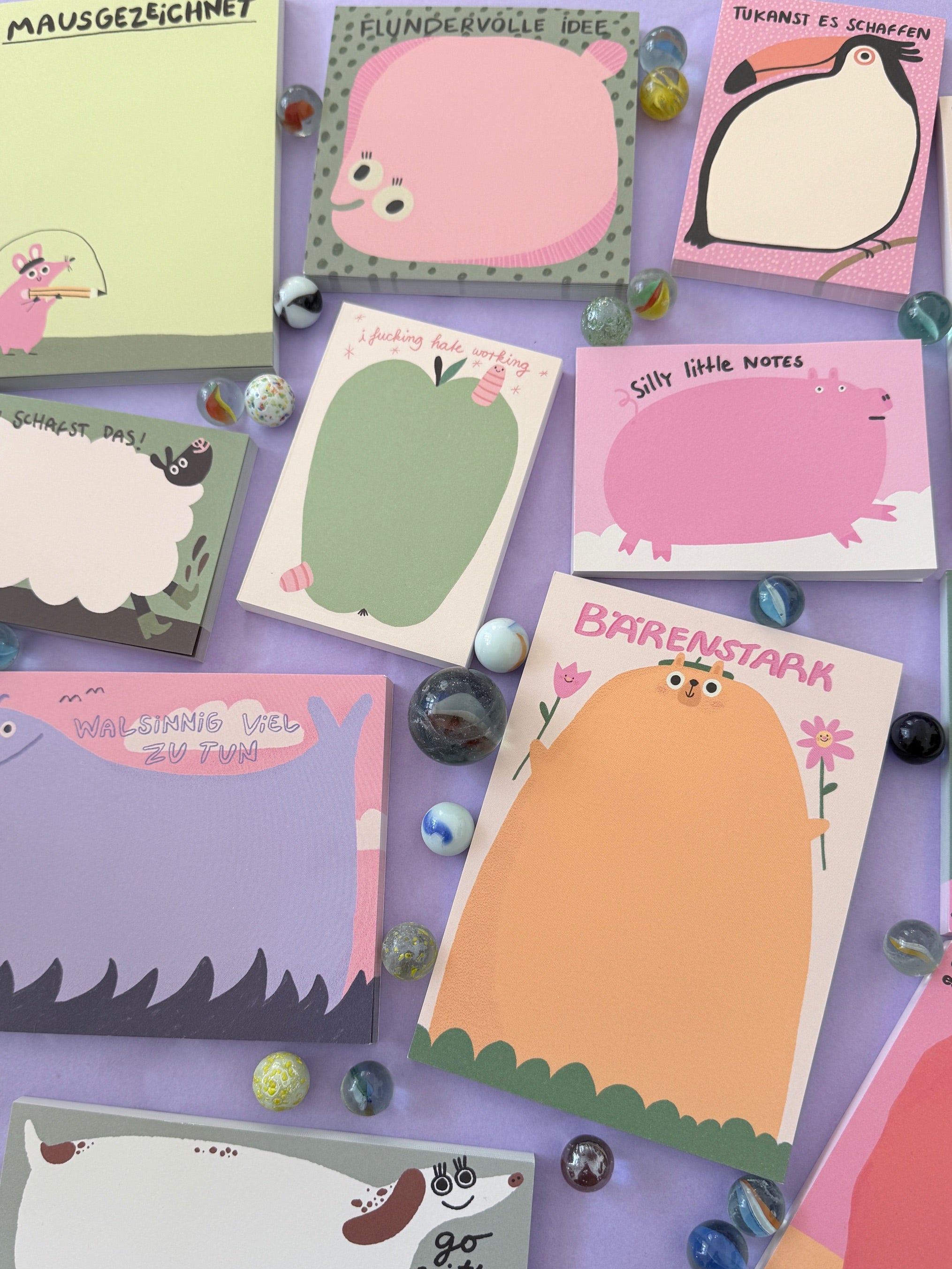 Bunte Notizblöcke mit lustigen Sprüchen. 