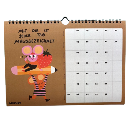 Jahreskalender 2027 mit lustigen Illustrationen und Sprüchen. Eine Maus trägt eine andere Maus auf einem Stift. Mit dir ist jeder Tag Mausgezeichnet. 