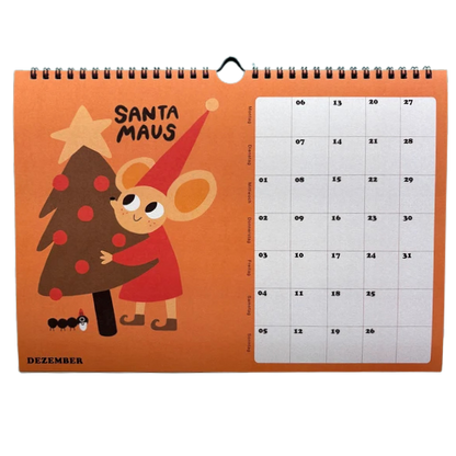 Jahreskalender 2027 mit lustigen Illustrationen und Sprüchen. Eine Maus umarmt einen Weihnachtsbaum. Santa Maus!