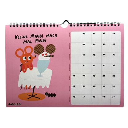 Jahreskalender 2027 mit lustigen Illustrationen und Sprüchen. Eine Maus sitz t am Tisch und hat einen Mauseisbecher vor sich stehen. Mausgezeichnet!