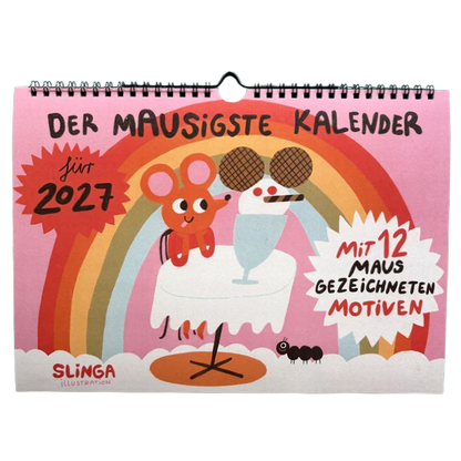 Jahreskalender 2027 mit lustigen Illustrationen und Sprüchen. Eine Maus sitz t am Tisch und hat einen Mauseisbecher vor sich stehen. Mausgezeichnet!