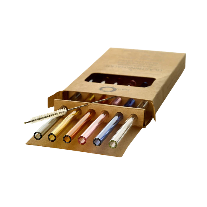 sechs farbige glastrinkhalme mit einer reinigungsbürste in einer Kartonverpackung