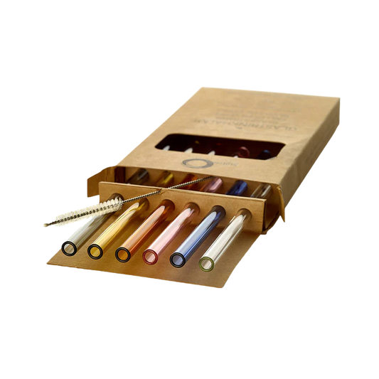 sechs farbige glastrinkhalme mit einer reinigungsbürste in einer Kartonverpackung