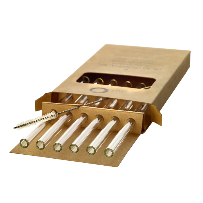 sechs klare Glastrinkhalme mit einer Reinigungsbürste in einer Kartonverpackung