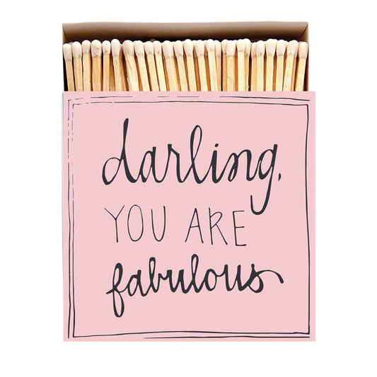 Streichhölzer in einer quadratischen Schachtel mit einer Schrift. Darling, you are fabulous. 