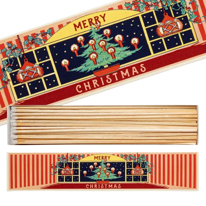 Lange Streichhölzer in einer Schachtel mit Vintage Stil mit einem geschmückten Tannenbaum. 