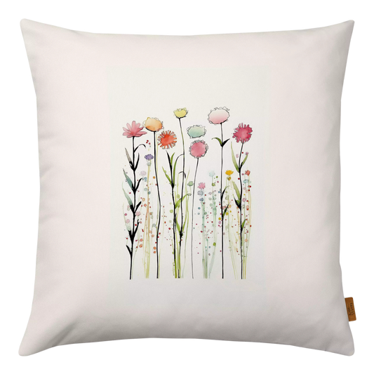 Ein heller Kissenbezug aus Baumwolle mit zierlichen Wiesenblumen darauf.