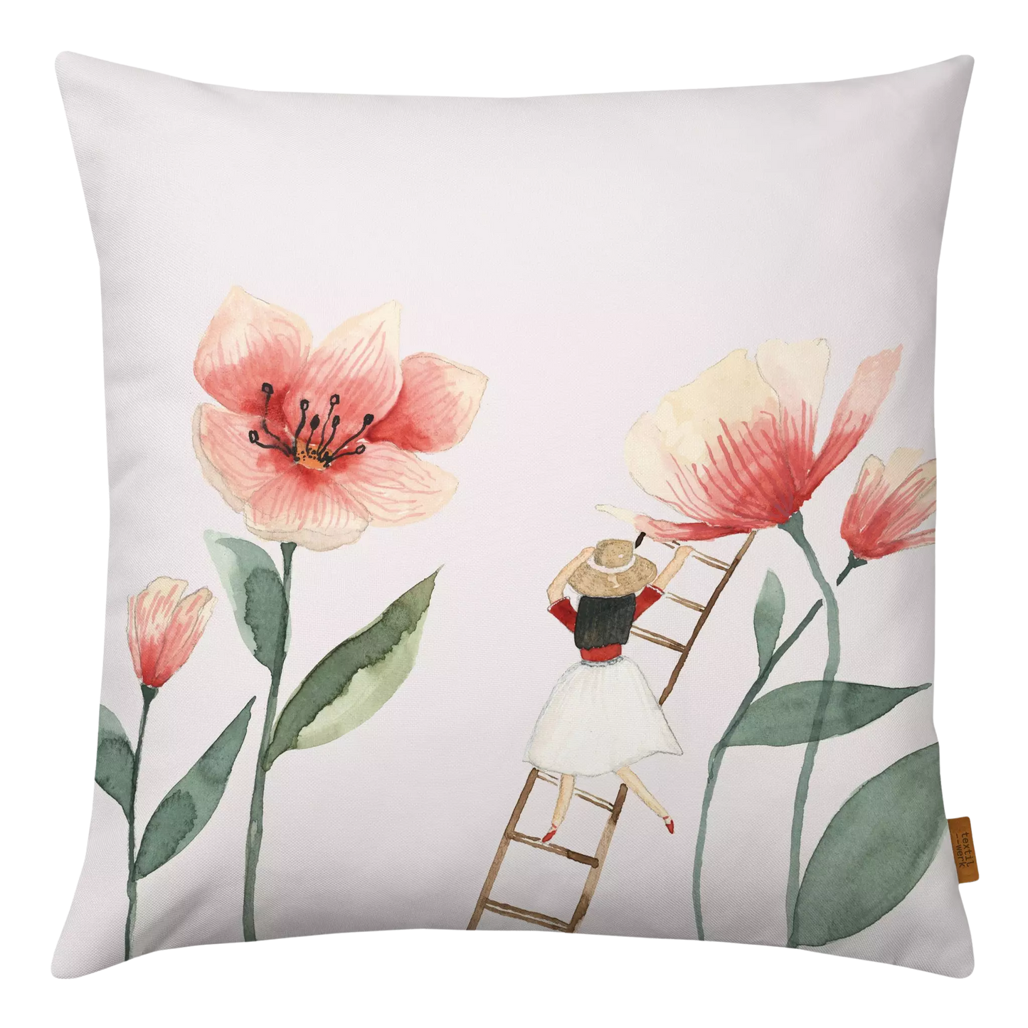 Ein Kissenbezug aus Velours in Beige mit großen roten Mohnblumen und einer Leiter zur Blüte mit einem Blumenmädchen darauf. 