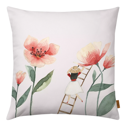 Ein Kissenbezug aus Velours in Beige mit großen roten Mohnblumen und einer Leiter zur Blüte mit einem Blumenmädchen darauf. 