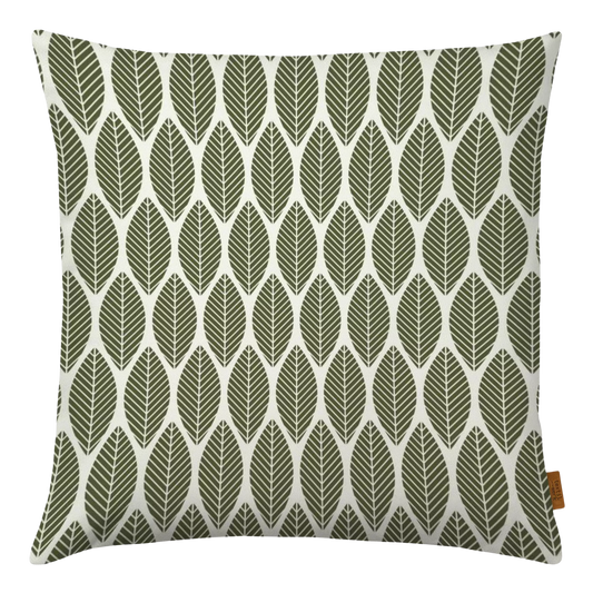 Ein Kissenbezug aus Velours in beige mit vielen kleinen grünen Palmenblättern darauf. 