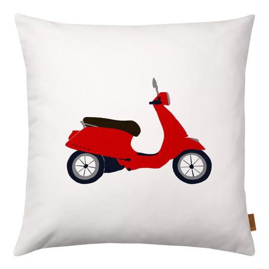 Ein Kissenbezug aus Velours in weiß mit einer roten Vespa darauf. 