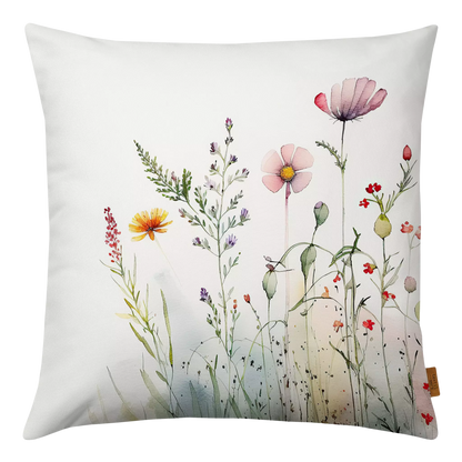 Zierkissen aus Velours in in Natur mit vielen bunten gezeichneten Wildblumen darauf. 