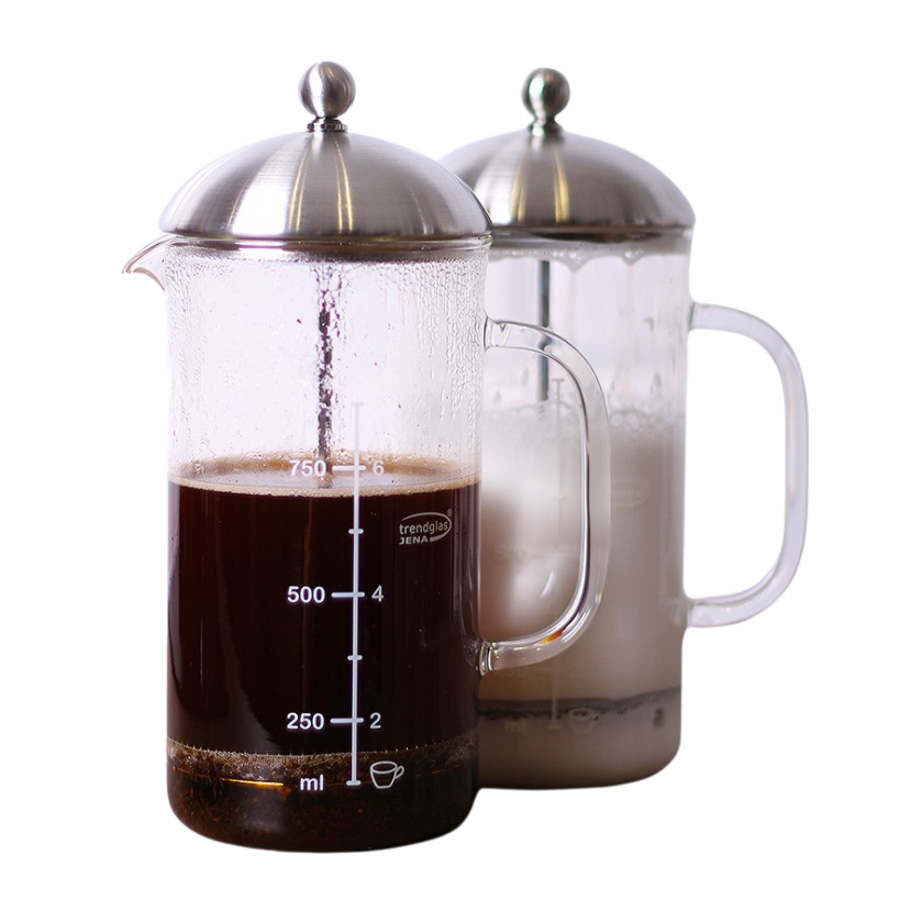 Zwei Frenchpress. Eine mit Kaffee und die andere mit aufgeschäumter Milch.