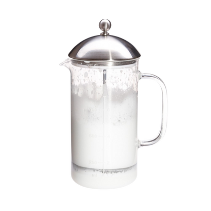 frenchpress zum Milch aufschäumen mit aufgeschäumter Miclh